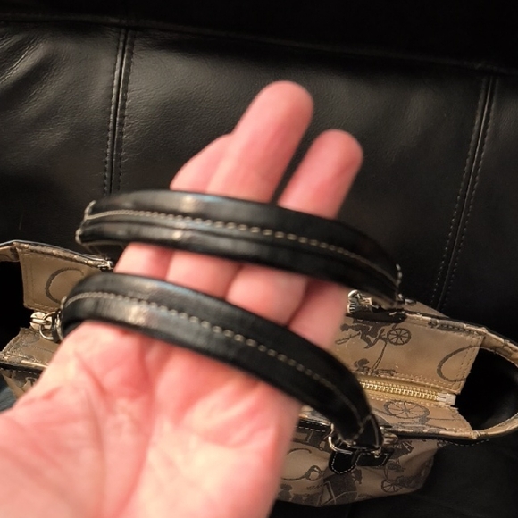 Coach Horse And Carriage Tan And Black Graphic Tote with Wristlet Pouch 🥰🥰 - Picture 6 of 17